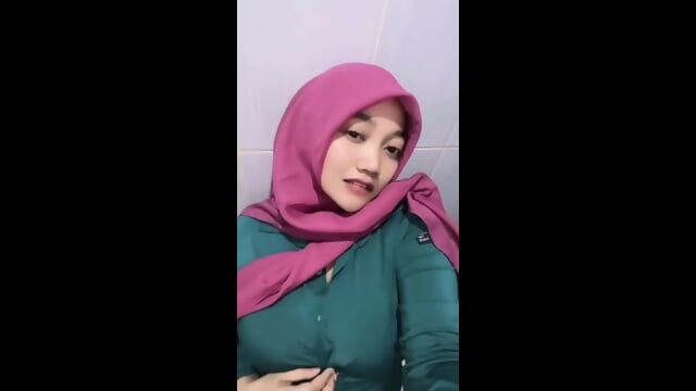 Janda cantik pamer belahan